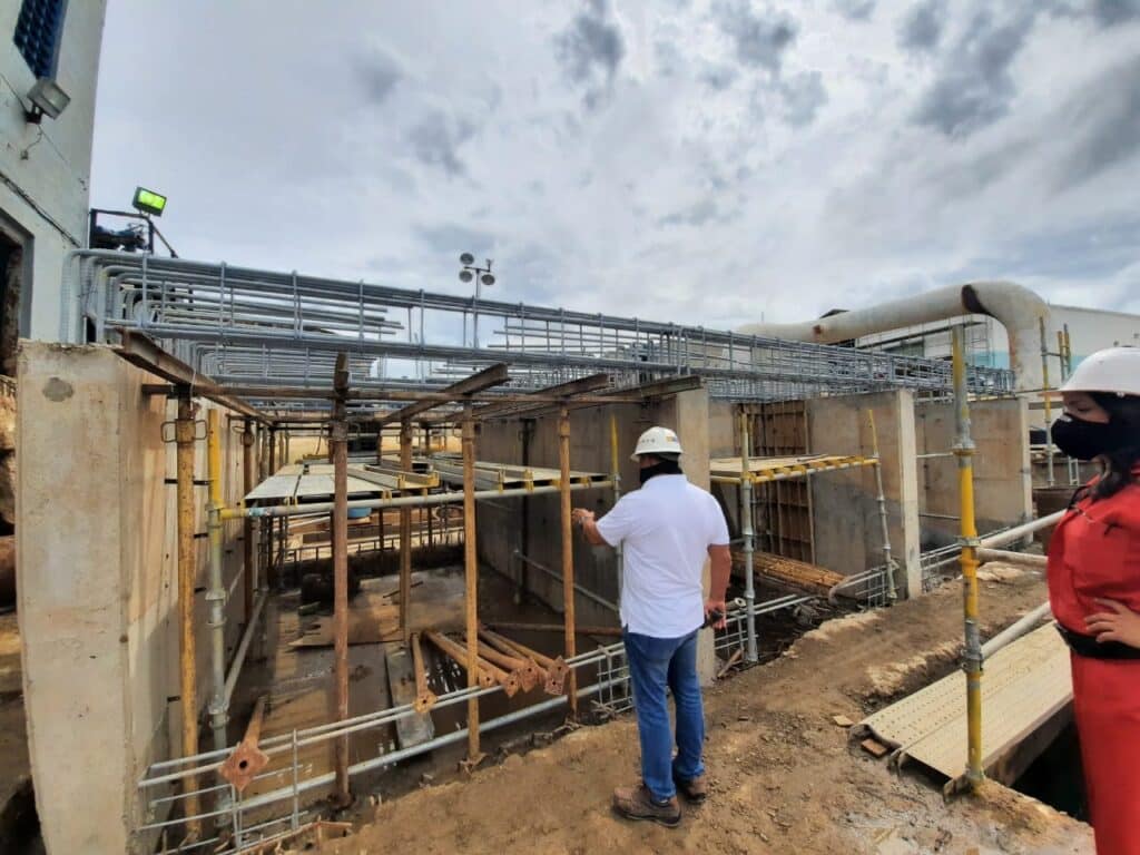 Ingeniero realizando inspección técnica civil en obra