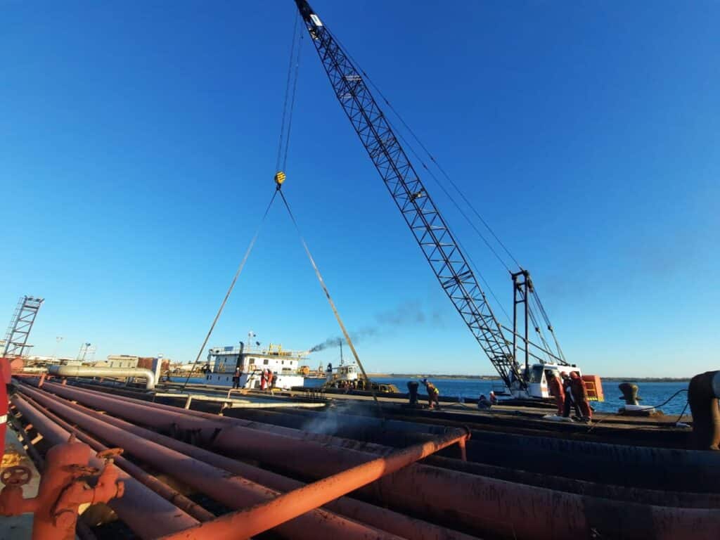 Maniobra con grúa pesada para reparación de colapso de gran escala en muelle