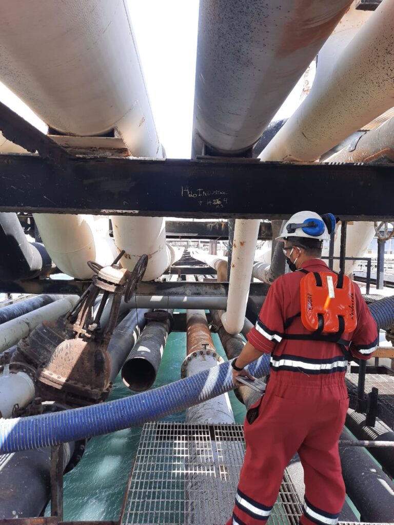 Inspección y torqueado de uniones bridadas en tuberías industriales