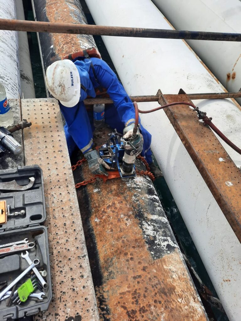 Técnico aplicando soldadura y corte de precisión en línea de tubería industrial