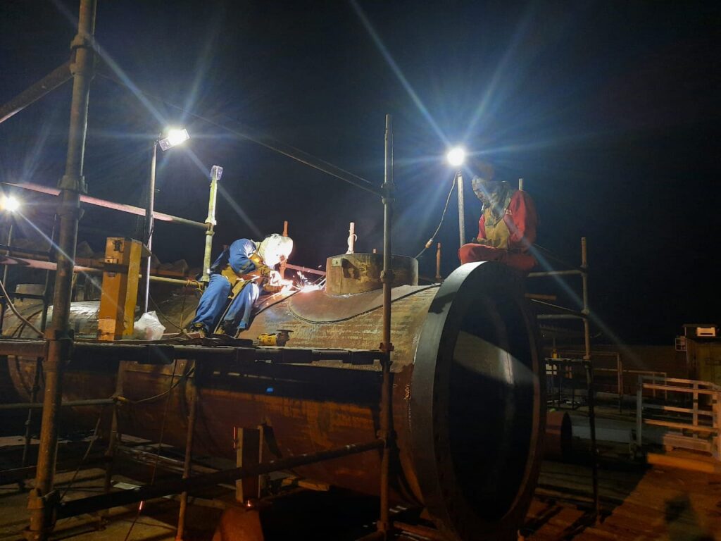 Trabajos mecánicos nocturnos en tuberías de alta presión